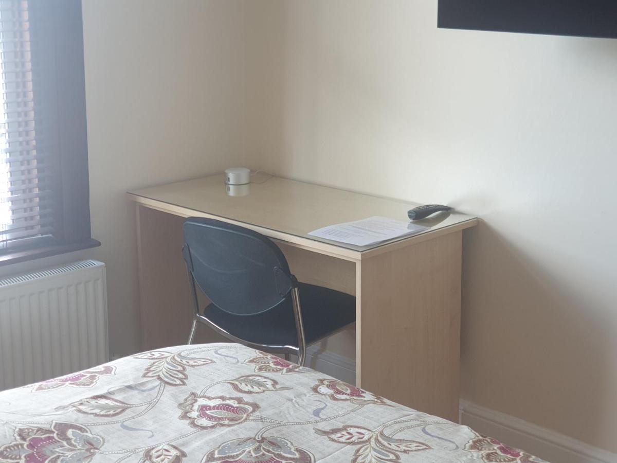 London Luxury 2 Bedroom Flat 5Min Walk From Overground, With Free Wifi, Free Parking-Sleeps X6 Ilford Zewnętrze zdjęcie